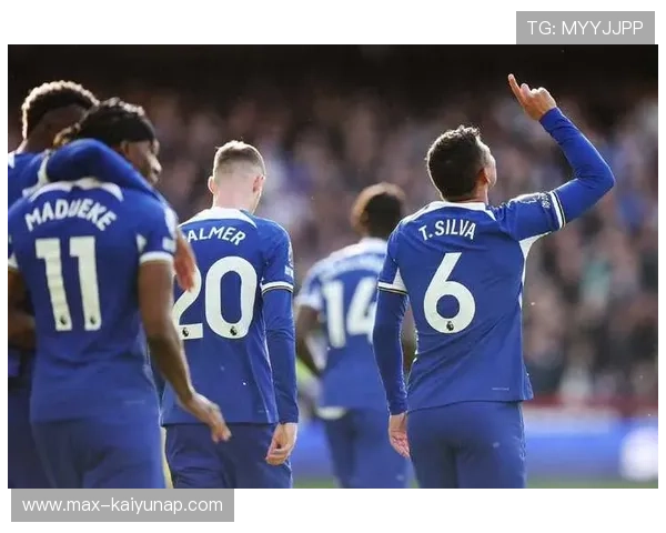 切尔西中场组织课：球员练习360度视野传球与拆解防守