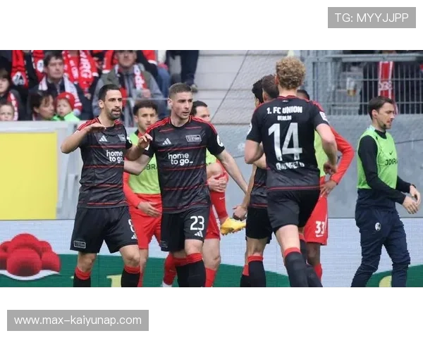 小组赛末轮“生死战”上演，球场氛围紧张