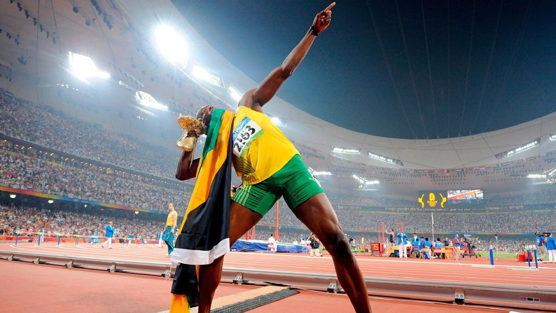 世界杯：场边球童眼神紧张却执行任务完美 网友称“未来的国脚就是他”