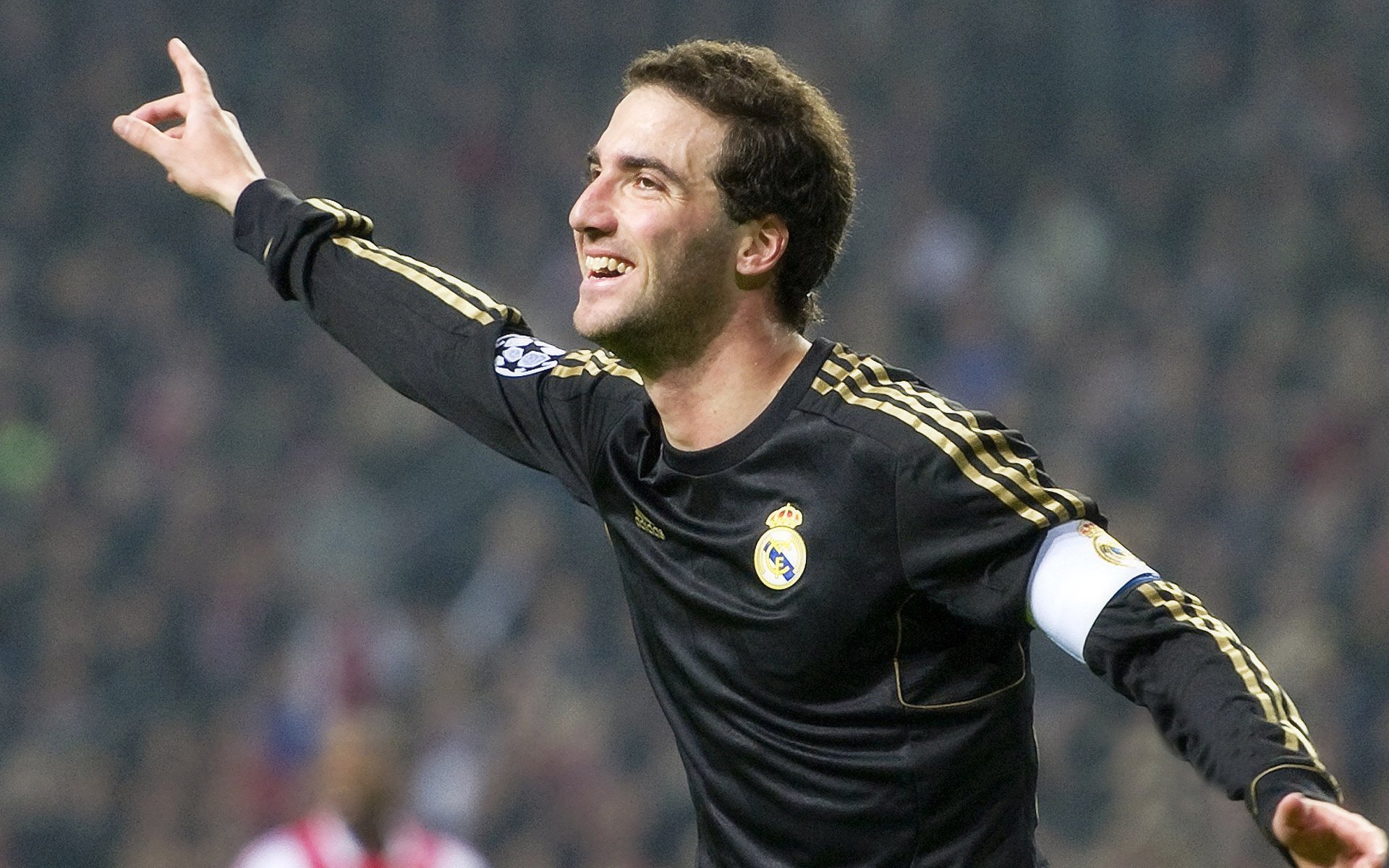 世界羽联超级1000赛印尼公开赛：安赛龙男单封王 陈雨菲女单称霸